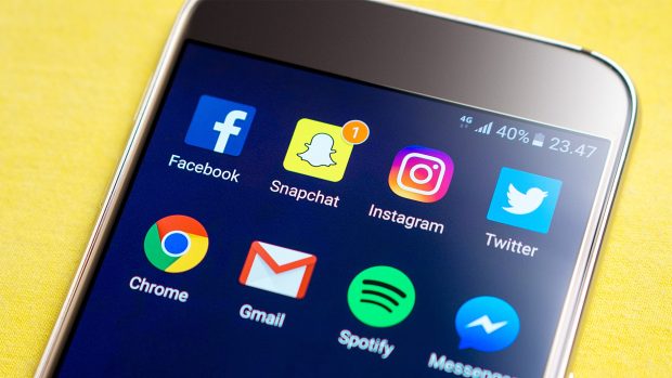 Sociální sítě a jejich mobilní aplikace. Facebook, Instagram, Twitter i Snapchat a Spotify. (Ilustrační snímek)