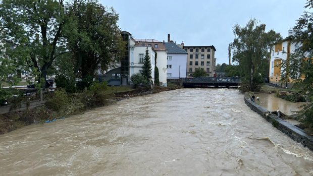 Voda z Krnova přes noc zmizela. Stojím suchou nohou u náměstí. Funguje tu i signál. Akorát neteče voda z kohoutku. Nejde elektřina.