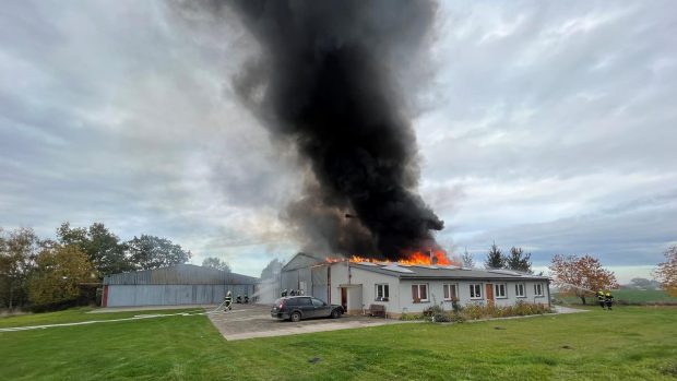 K požáru zamířilo 18 hasičských jednotek, vyhlášen byl třetí stupeň požárního poplachu