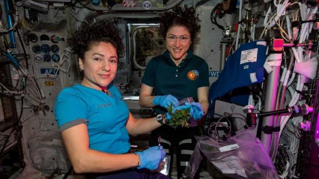 Astronautky Jessica Meierová (vlevo) a Christina Kochová.