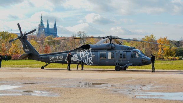 Vrtulník Čestmír se proletěl v rámci projektu Dárek pro Putina nad Letenskou plání