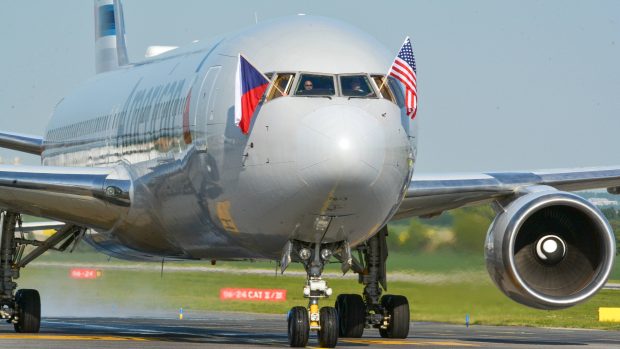 První letadlo na pravidelné lince Praha – Filadelfie americké společnosti American Airlines.