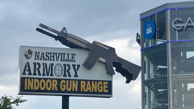 Získání zbraně je v Tennessee extrémně snadné. Potvrdil to i prodavač v obchodě se zbraněmi v Nashvillu