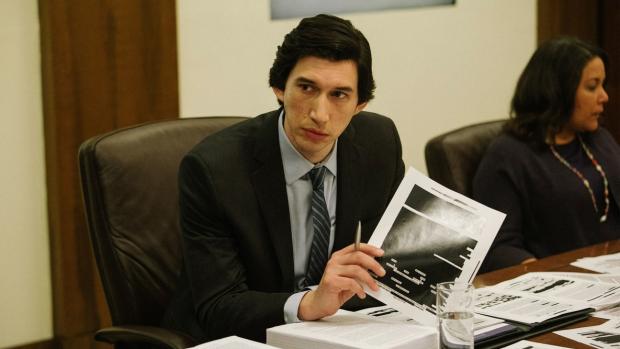 Adam Driver jako Daniel J. Jones ve snímku The Report