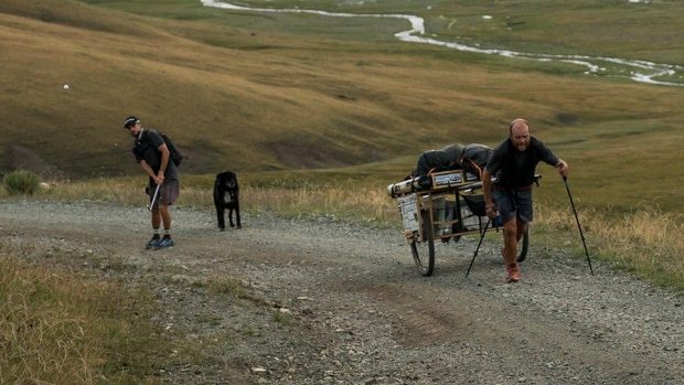 Golfista Adam Rolston, caddy Ron Rutland a toulavý pes přešli Mongolsko s golfovou holí a 120 kily vybavení