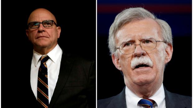 Herberta Raymond McMaster (vpravo) a  John Bolton (vlevo)