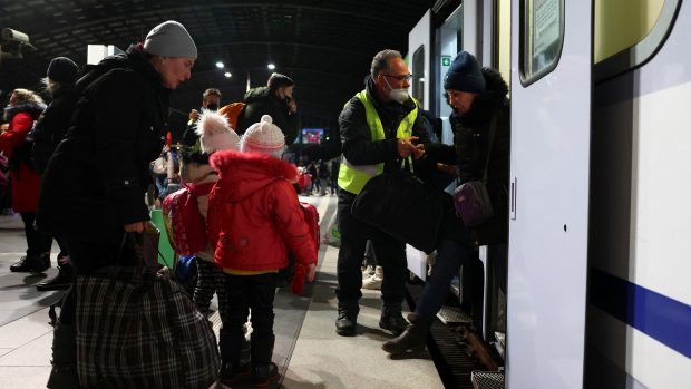 S příjezdem každého vlaku z východu se scéna opakuje. Vystoupí nespočet rodin se zavazadly nebo taškami. K tomu nanejvýš plyšová hračka nebo přepravka pro zvíře