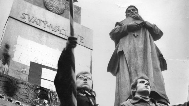 Demonstranti před sochou svatého Václava. Demonstrace proti okupaci, srpen 1969