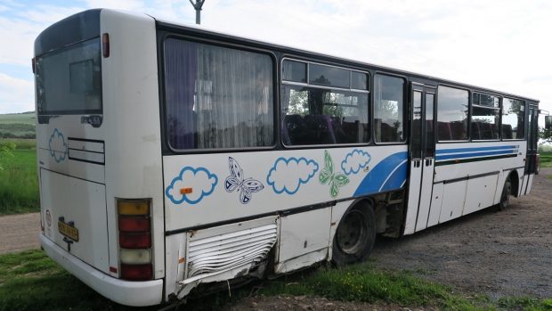 „Vše začalo v neděli časně ráno v Brně, kde se mladík zmocnil zaparkovaného bílého autobusu značky Karosa a vydal na bezstarostnou projížďku přes Ostopovice až do Uherského Brodu. Zde pak v odcizeném kolosu přenocoval,“ popsal mluvčí