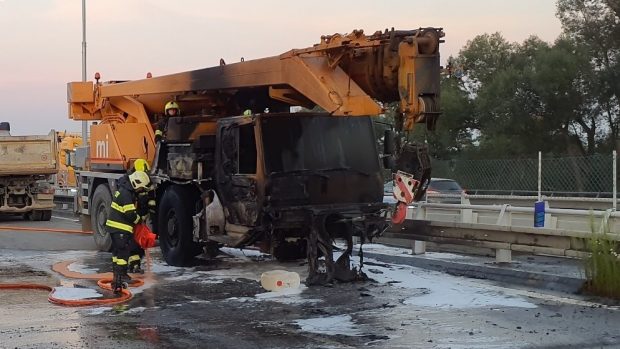 Zásah hasičů u požáru autojeřábu na dálnici D1