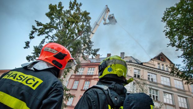 Střecha českotěšínské školy vzplála ve středu, hasiči ji stále dohašují