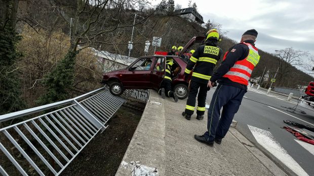 Do příjezdu hasičů auto zajistil lanem jiný projíždějící řidič