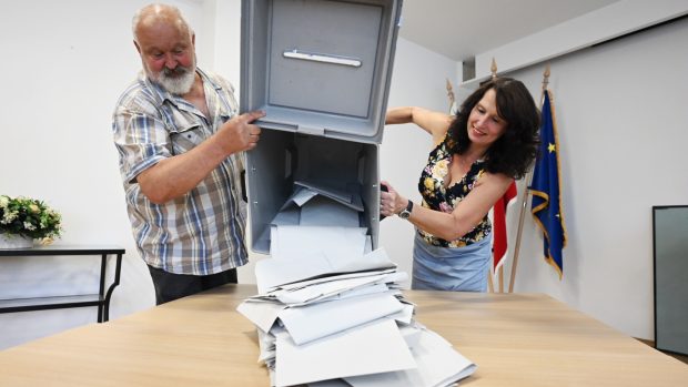 Komise už sčítají hlasy, výsledky ale vyhlásí až v neděli