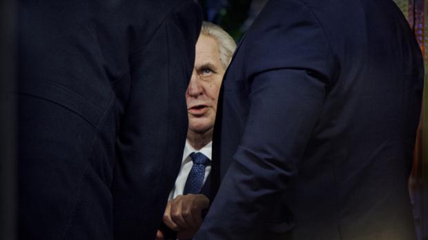 Prezident Zeman v obležení ochranky