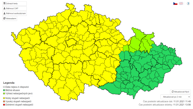 Velkou část západní poloviny Česka zasáhne v úterý sněžení, ke kterému se někde přidá silný vítr. Tvořit se při něm budou sněhové jazyky. Na celém území Čech pak od úterního večera do středečního rána hrozí při poklesu teplot i náledí nebo zmrazky na silnicích a chodnících