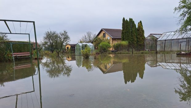 Voda začala postupně opadat, zahrada a okolí domu ale při návratu Jana a Pavly zůstávaly ještě pod vodou