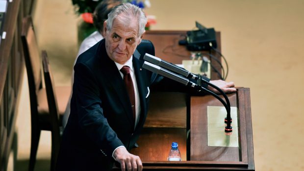 Prezident republiky Miloš Zeman přijel podpořit druhou vládu Andreje Babiše, který Poslaneckou sněmovnu žádá o důvěru.