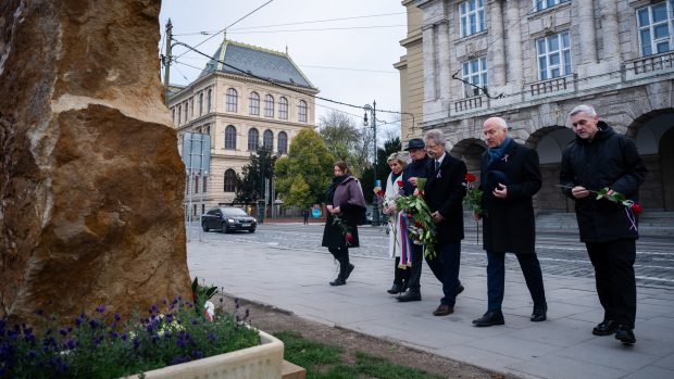 Miloš Vystrčil na pietě před filozofickou fakultou