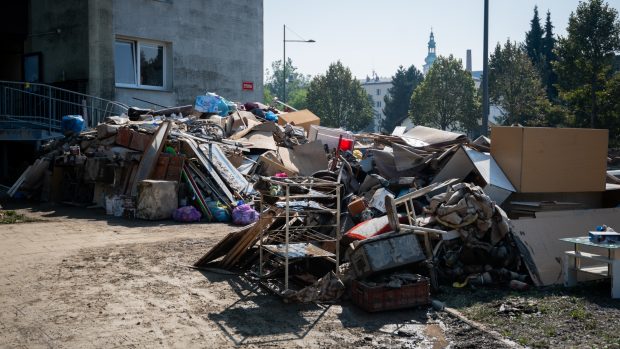 Zatopené věci určené k vyhození na opavském sídlišti Kateřinky