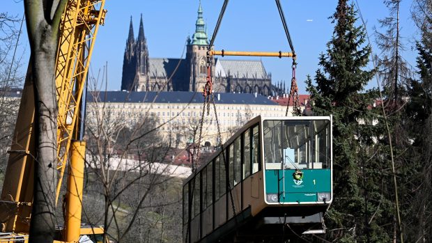 Lanovka na Petřín se mění. Vozy po 40 letech naložili na tahače, odvezou je do depozitářů