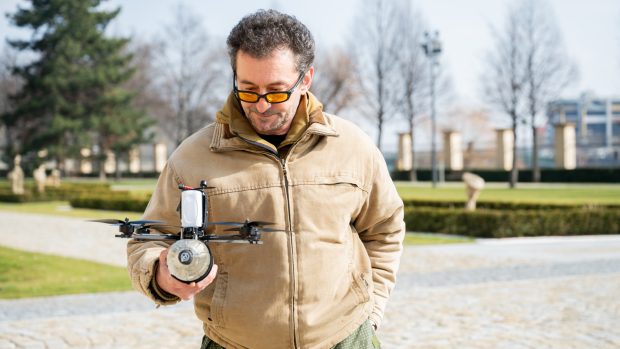 Ondřej Vetchý po ukázce s dronem také zapózoval