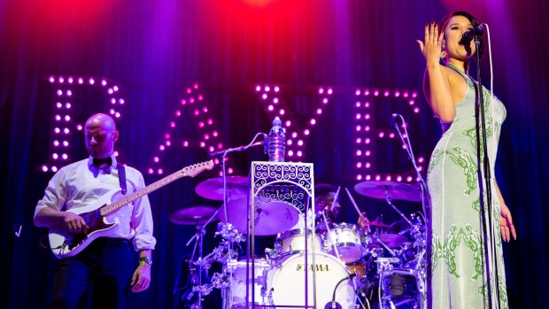 Hudební festival Metronome Prague po třech dnech v sobotu uzavřela britská zpěvačka Raye, která zaujala svým hlasovým rozsahem a dramatickým projevem tisíce návštěvníků