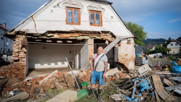 Martin Stašek stojí před svým domem v Zátoru, který je určený k demolici po ničivých povodních