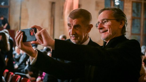 Choreograf Jiří Kylián si před začátkem ceremoniálu udělal selfie s Andrejem Babišem (ANO)