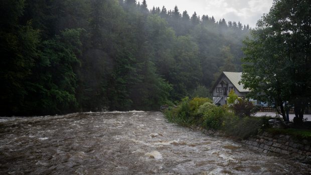 Velká voda ve Špindlerově Mlýně v neděli odpoledne