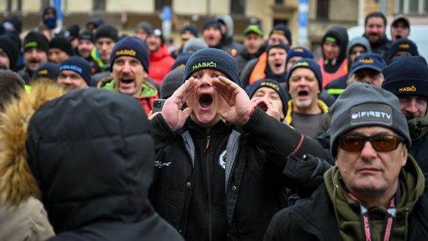 Protest svolala Unie bezpečnostních složek. Podle jejího předsedy Aleše Lehkého vláda neplní své programové požadavky a slib zvednout platy příslušníků o deset procent