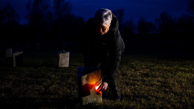 Průvodem se svíčkami si lidé v Terezíně připomněli památku obětí holokaustu