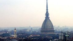 Výhled na turínskou věž La Mole Antonelliana z hory Monte