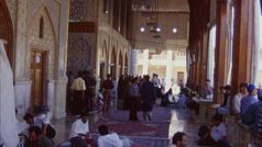 U vchodu do mešity