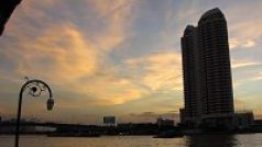 Pohled na Bangkok od řeky Chao Phraya