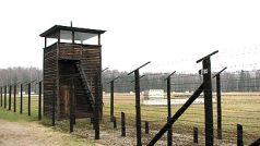 Strážní věž a plot kolem tábora