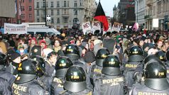 Anarchisté a policisté stáli proti sobě