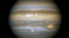 Bouřlivá atmosféra Jupiteru se dvěma rudými skvrnami