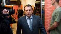 Předseda ČSSD Jiří Paroubek odchází po krátkém televizním vystoupení