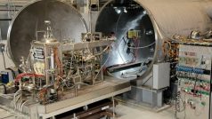 Testy Stirlingova motoru určeného pro miniaturní zdroje jaderné energie probíhají ve vakuové komoře.