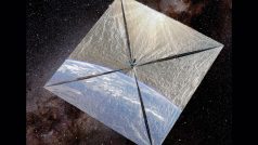 LightSail-1 s rozvinutými plachtami v představě výtvarníka.