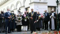 Před vídeňským barem Kaktus imám Ademsafi Bajrami zapálil svíčku a pomodlil se za oběti nedávného útoku