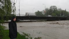 Frýdek-Místek: náměstek Pobucký monitoruje povodňový stav - most u haly - čtyřproudová silnice na Č. Těšín