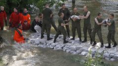 Záchranáři posilují protipovodňovou bariéru na Visle.