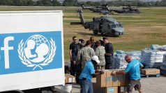Vykládka humanitární pomoci UNICEF