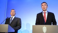 Norský premiér Jens Stoltenberg a ministr spravedlnosti Knut Storberget na tiskové konferenci v Oslu, kde oznámili zatčení nebezpečných teroristů