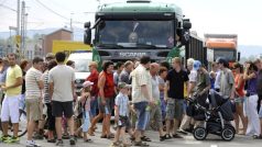 Protestující obyvatelé blokují silnici v Hrádku