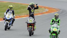 Z třetího vítězství v sezoně v kategorii Moto2 se raduje Tony Elías (uprostřed).