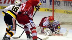 Utkání 8. kola hokejové extraligy HC Benzina Litvínov - HC Oceláři Třinec 5. října v Litvínově. Třinecký brankář Martin Vojtek likviduje střelu litvínovského Františka Lukeše (vlevo). Uprostřed Josef Hrabal z Třince.