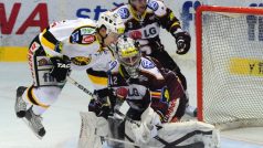 Předehrávka 9. kola hokejové extraligy: HC Benzina Litvínov - HC Sparta Praha 7. října v Litvínově. Vlevo litvínovský Jakub Černý atakuje brankáře Sparty Tomáše Pöpperleho (vpravo). V pozadí je Doug O´Brien ze Sparty.