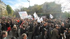 Demonstrace studentů před francouzským Senátem